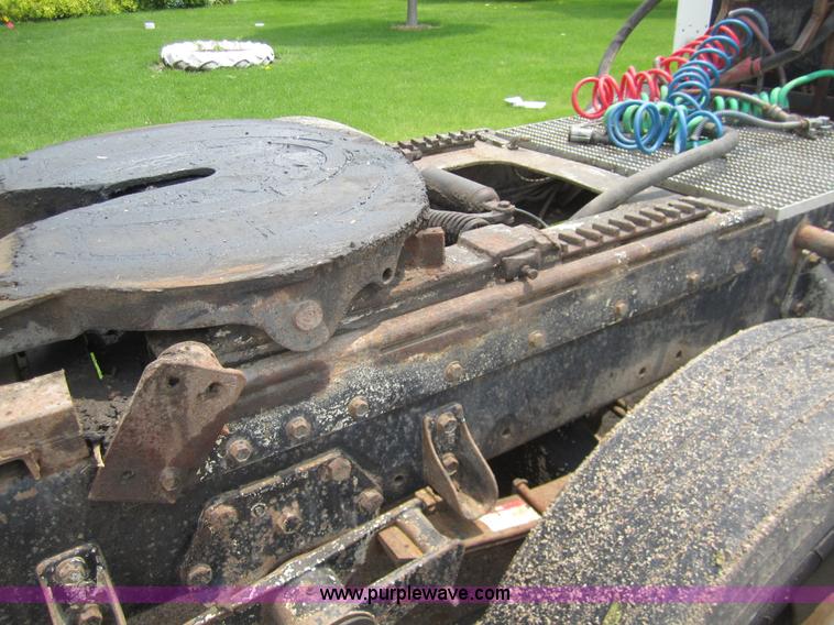 image for item 3146 1992 Peterbilt 378 semi truck