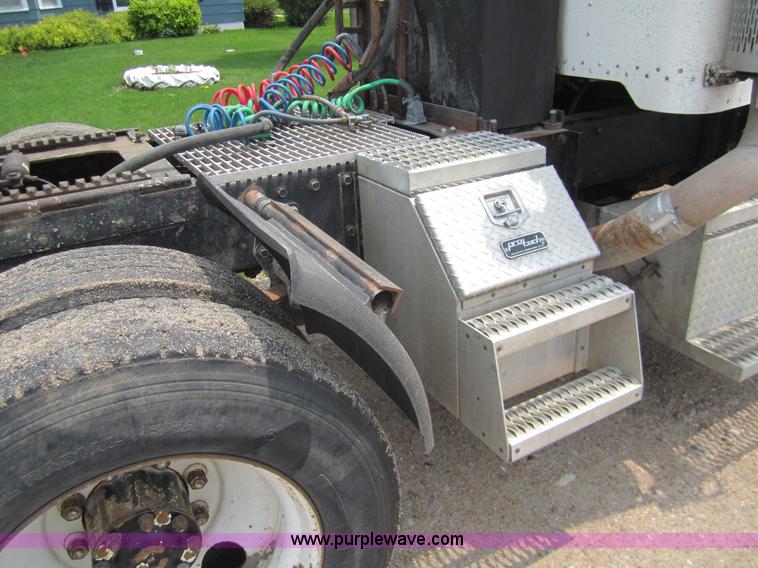 image for item 3146 1992 Peterbilt 378 semi truck