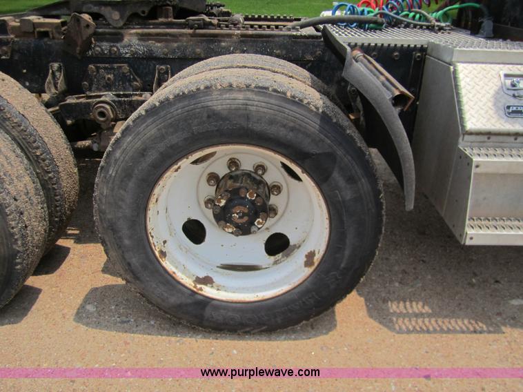 image for item 3146 1992 Peterbilt 378 semi truck