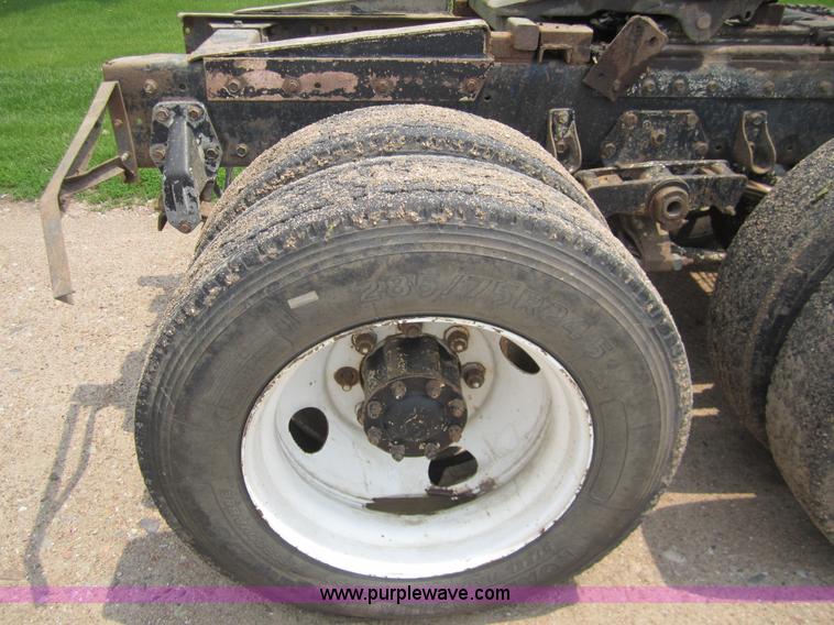 image for item 3146 1992 Peterbilt 378 semi truck