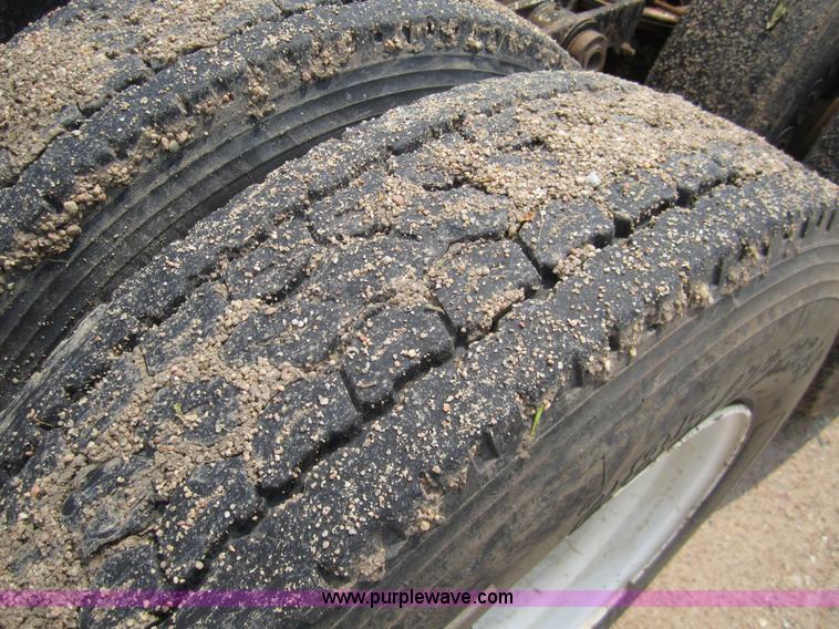 image for item 3146 1992 Peterbilt 378 semi truck