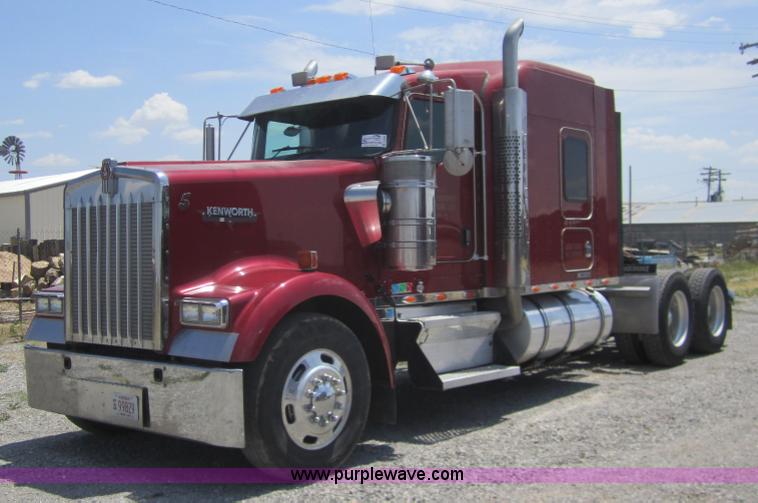 image for item A3852 2005 Kenworth W900 semi truck