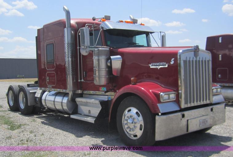 image for item A3852 2005 Kenworth W900 semi truck