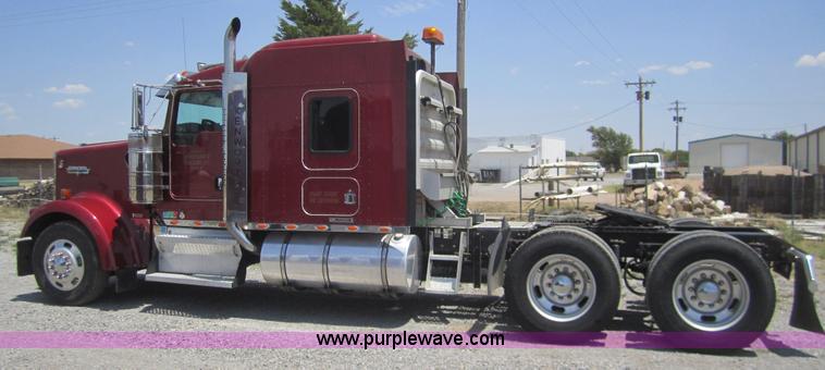 image for item A3852 2005 Kenworth W900 semi truck