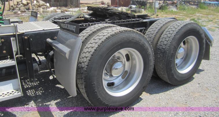 image for item A3852 2005 Kenworth W900 semi truck