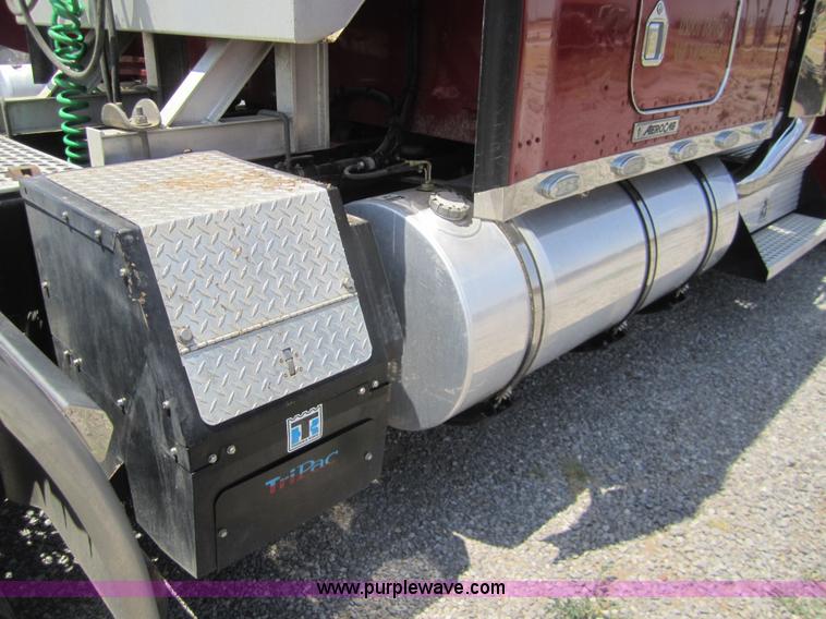 image for item A3852 2005 Kenworth W900 semi truck