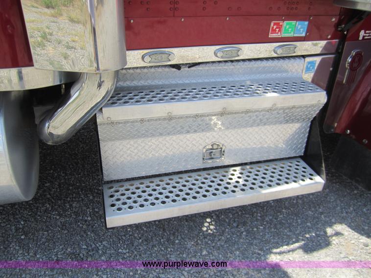 image for item A3852 2005 Kenworth W900 semi truck