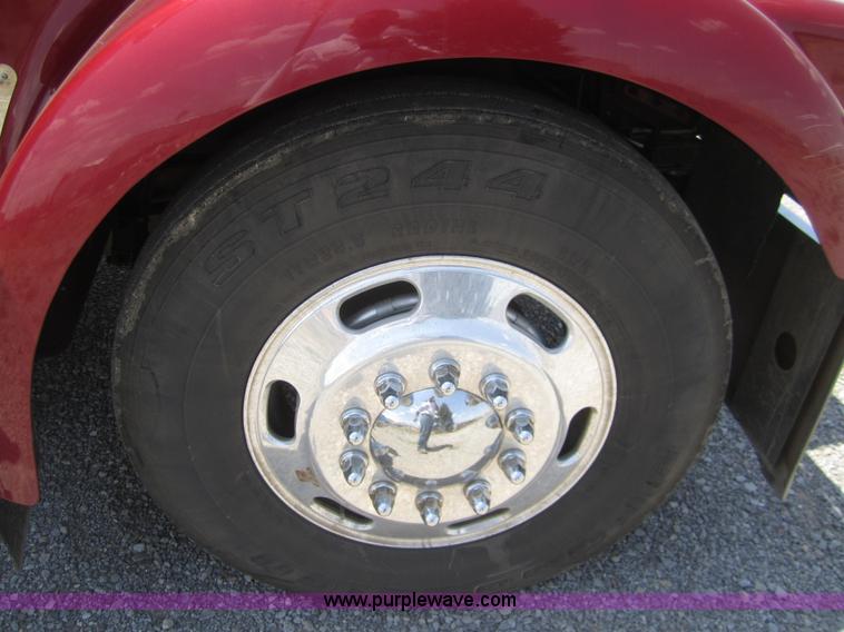 image for item A3852 2005 Kenworth W900 semi truck