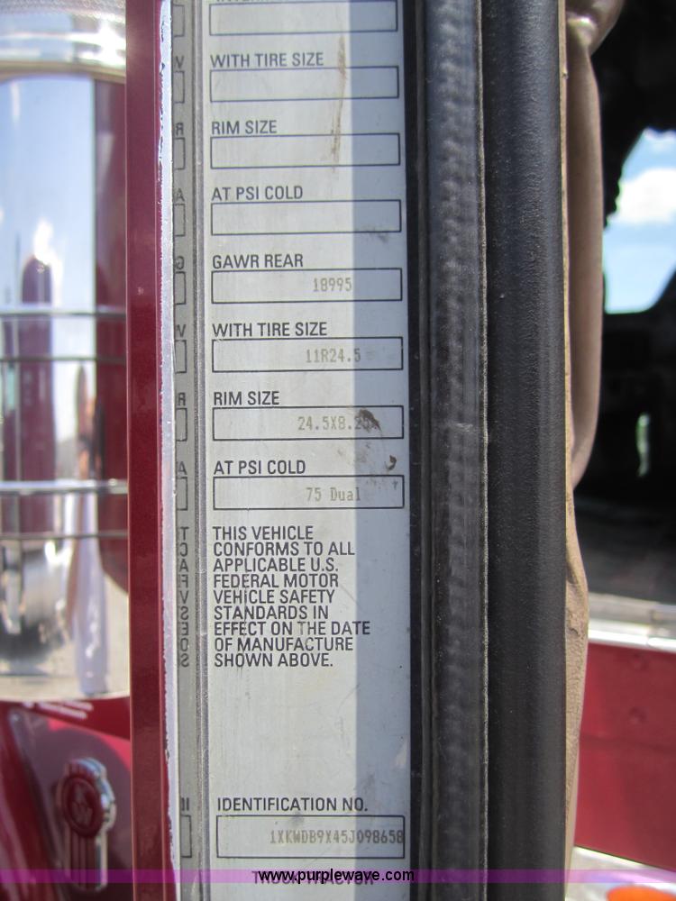 image for item A3852 2005 Kenworth W900 semi truck