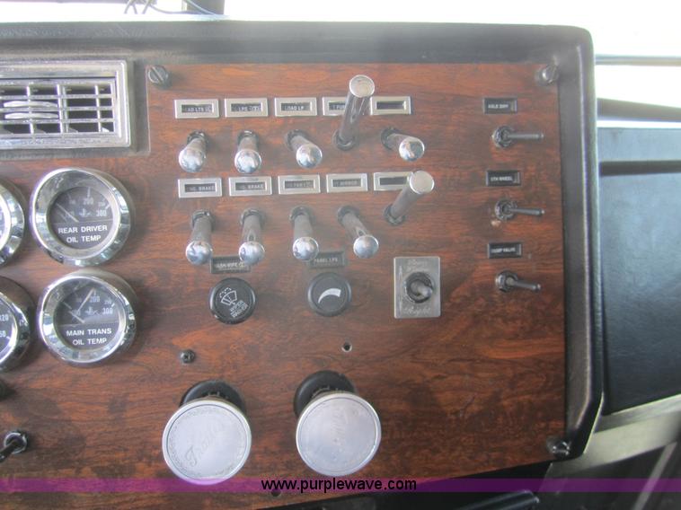 image for item A3853 1998 Peterbilt 379 semi truck