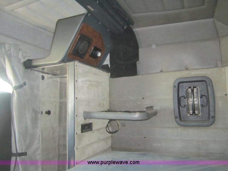 image for item A3853 1998 Peterbilt 379 semi truck