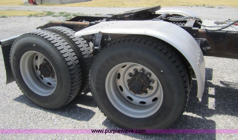 image for item A3853 1998 Peterbilt 379 semi truck