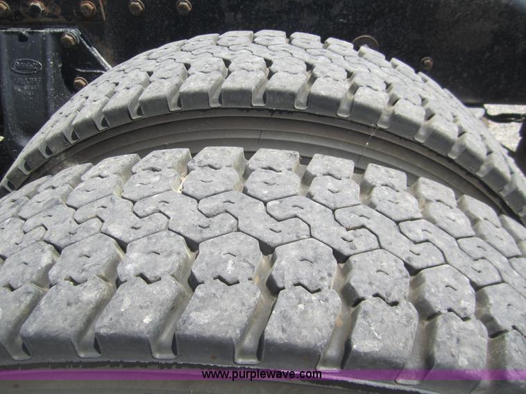 image for item A3853 1998 Peterbilt 379 semi truck