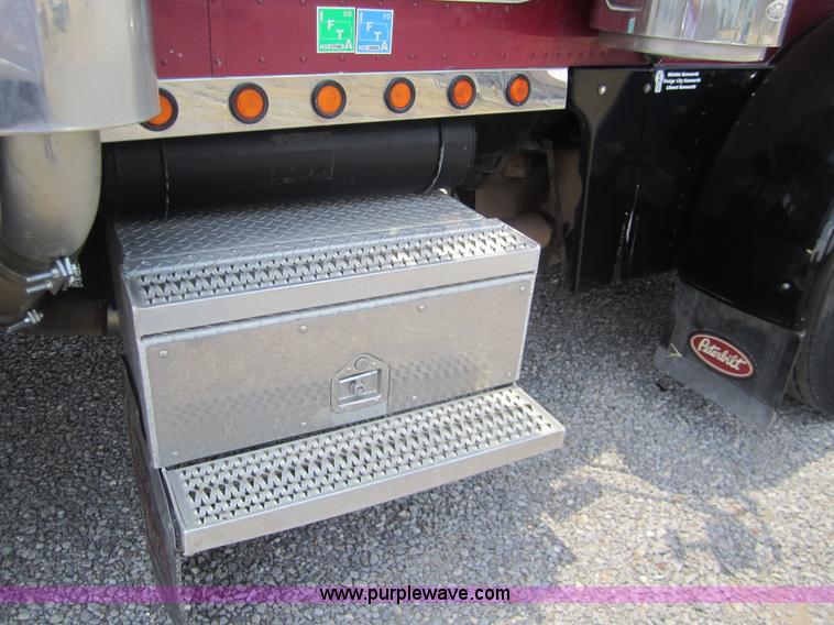 image for item A3853 1998 Peterbilt 379 semi truck