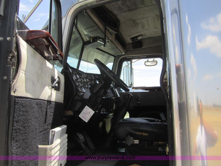 image for item A3854 1999 Peterbilt 379 semi truck