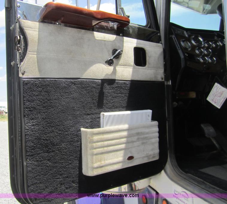 image for item A3854 1999 Peterbilt 379 semi truck