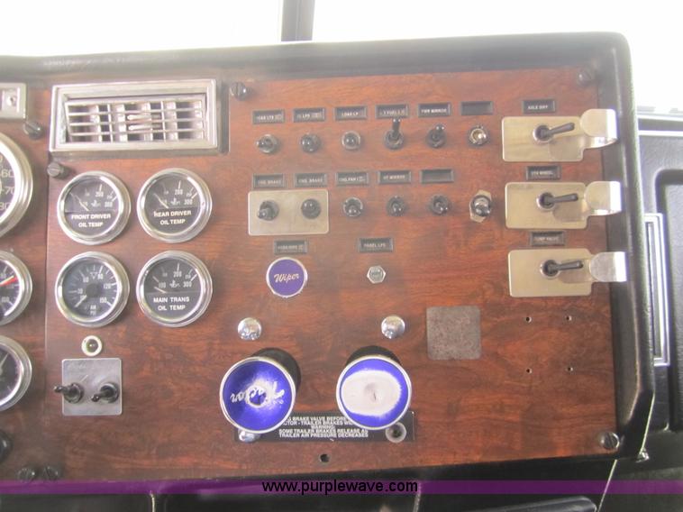 image for item A3854 1999 Peterbilt 379 semi truck