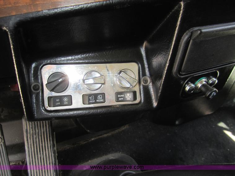 image for item A3854 1999 Peterbilt 379 semi truck