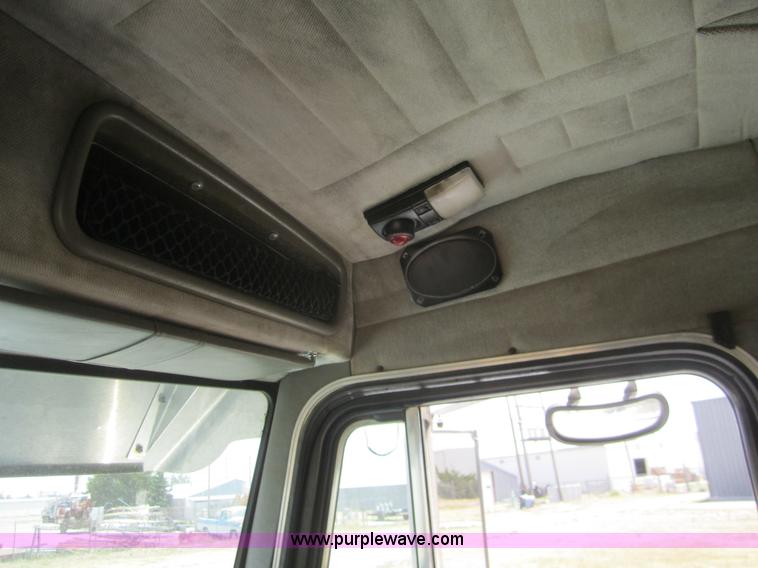 image for item A3854 1999 Peterbilt 379 semi truck