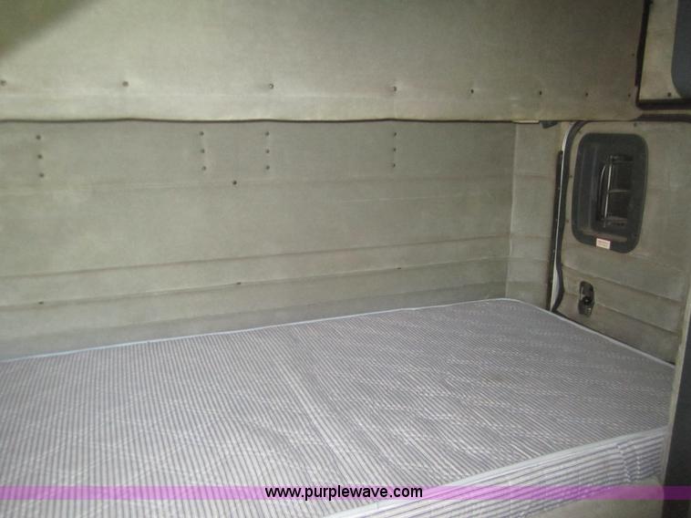 image for item A3854 1999 Peterbilt 379 semi truck