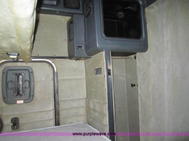 image for item A3854 1999 Peterbilt 379 semi truck