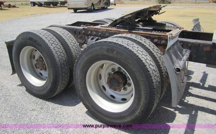 image for item A3854 1999 Peterbilt 379 semi truck