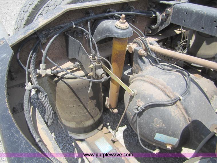 image for item A3854 1999 Peterbilt 379 semi truck