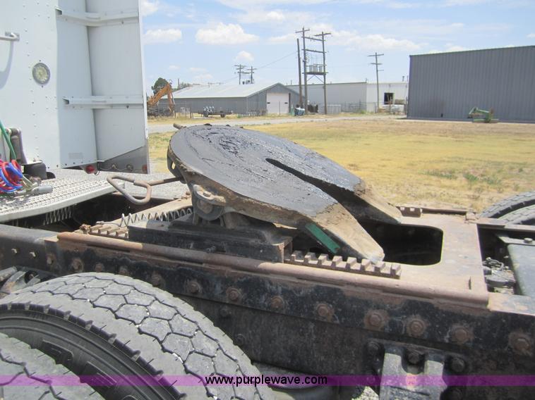 image for item A3854 1999 Peterbilt 379 semi truck