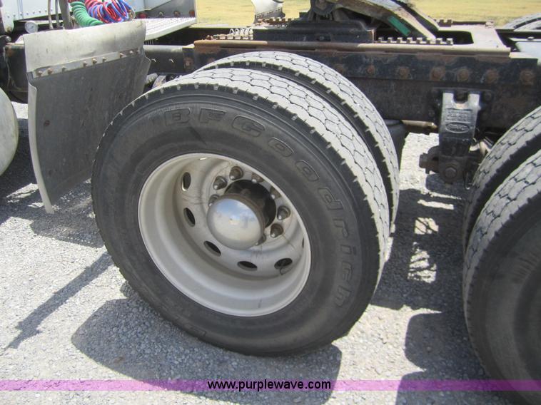 image for item A3854 1999 Peterbilt 379 semi truck