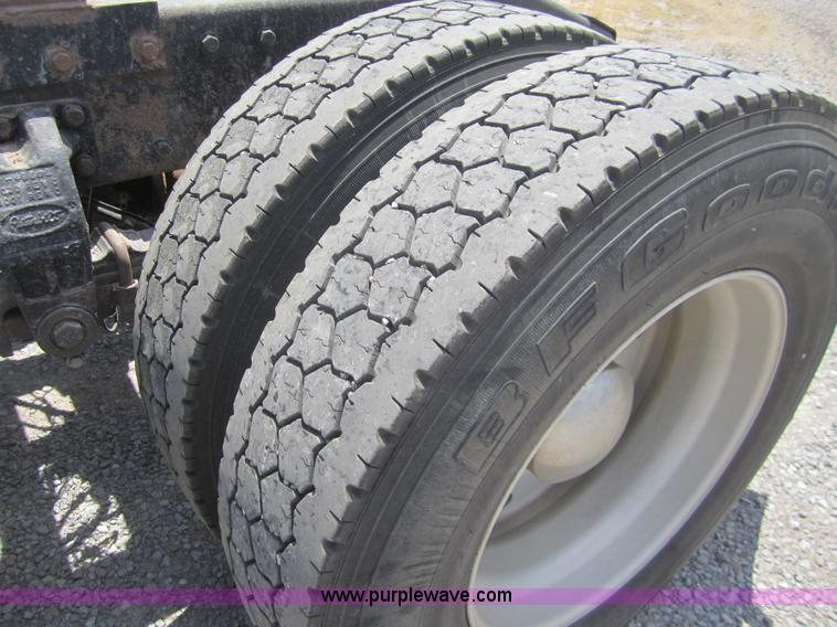 image for item A3854 1999 Peterbilt 379 semi truck