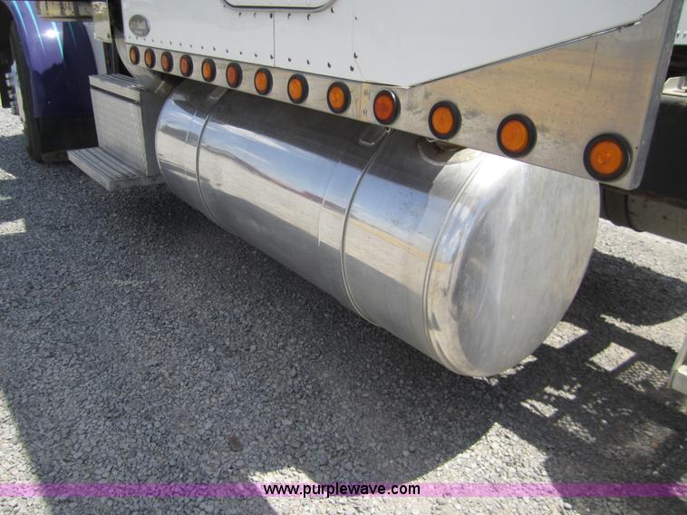 image for item A3854 1999 Peterbilt 379 semi truck