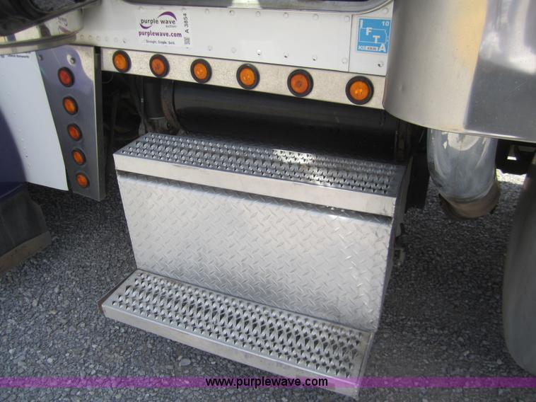 image for item A3854 1999 Peterbilt 379 semi truck