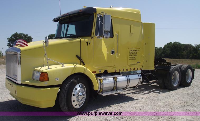 image for item A4111 1993 Volvo Whitegmc WIAM semi truck