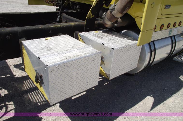 image for item A4111 1993 Volvo Whitegmc WIAM semi truck