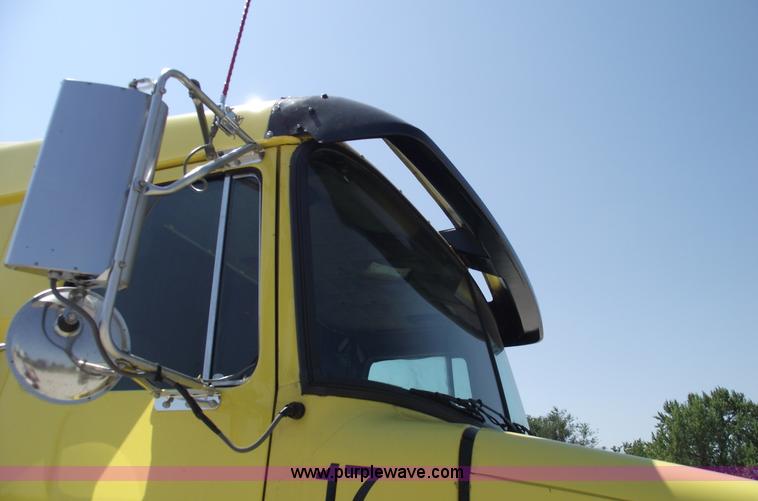 image for item A4111 1993 Volvo Whitegmc WIAM semi truck