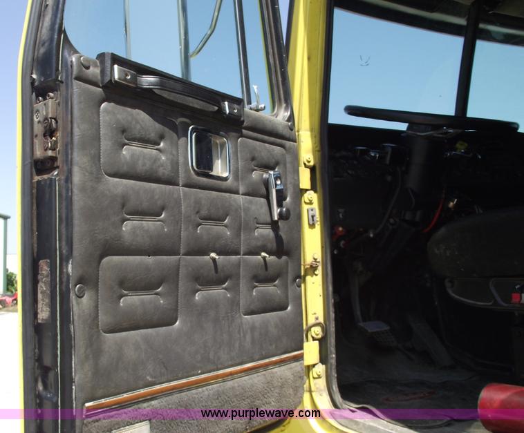 image for item A4111 1993 Volvo Whitegmc WIAM semi truck