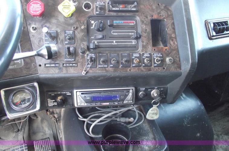 image for item A4111 1993 Volvo Whitegmc WIAM semi truck