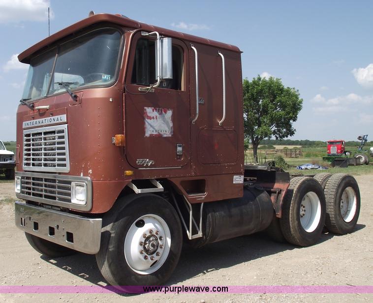 image for item A4147 1982 International CO9670 XL semi truck
