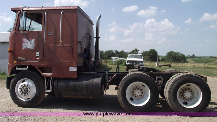 image for item A4147 1982 International CO9670 XL semi truck