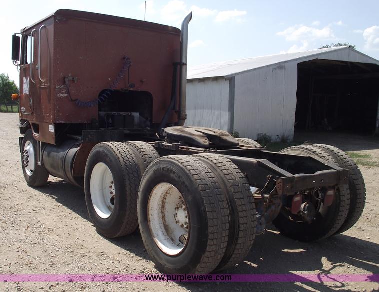 image for item A4147 1982 International CO9670 XL semi truck