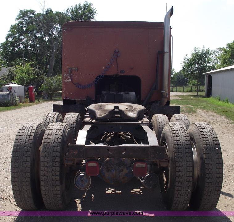 image for item A4147 1982 International CO9670 XL semi truck