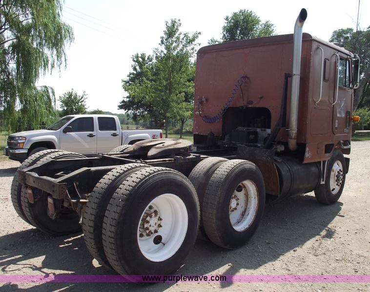 image for item A4147 1982 International CO9670 XL semi truck