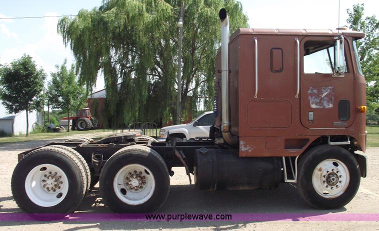 image for item A4147 1982 International CO9670 XL semi truck