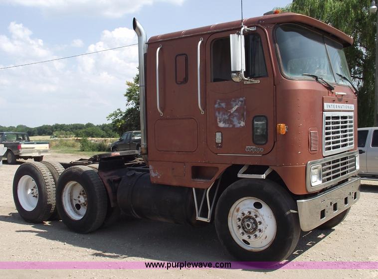 image for item A4147 1982 International CO9670 XL semi truck
