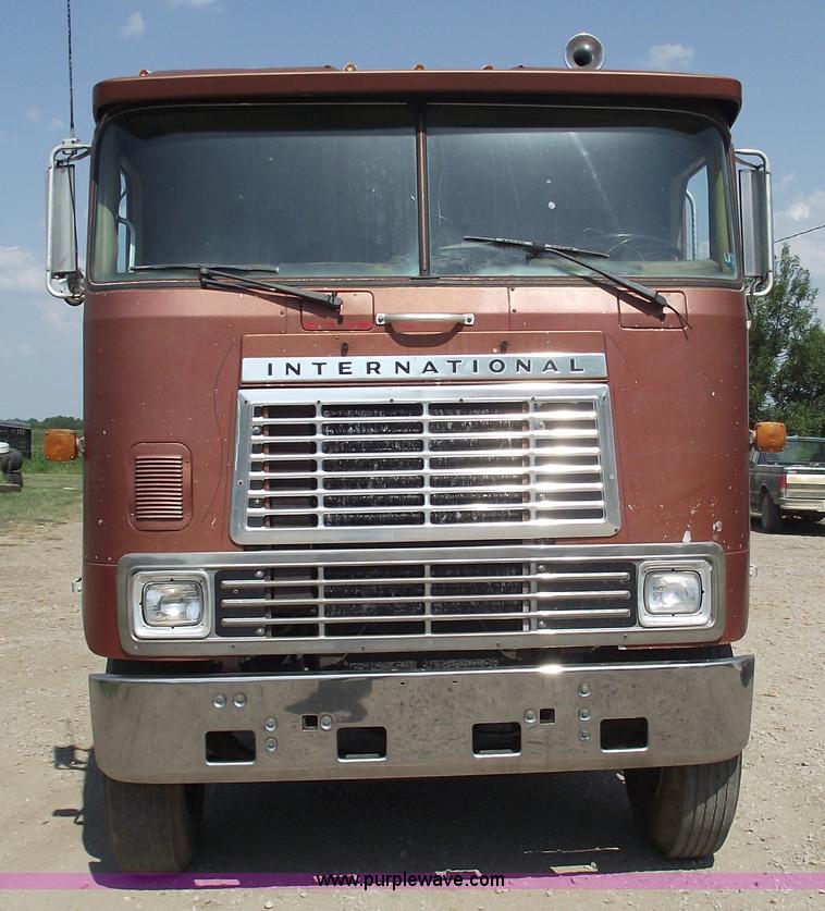 image for item A4147 1982 International CO9670 XL semi truck