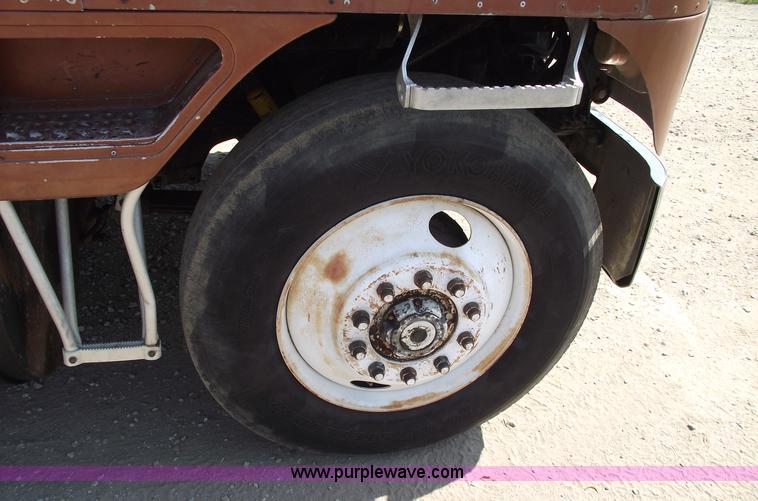 image for item A4147 1982 International CO9670 XL semi truck