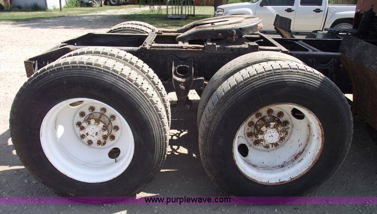 image for item A4147 1982 International CO9670 XL semi truck