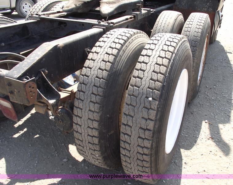 image for item A4147 1982 International CO9670 XL semi truck