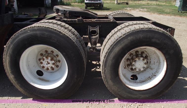 image for item A4147 1982 International CO9670 XL semi truck