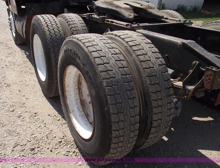 image for item A4147 1982 International CO9670 XL semi truck